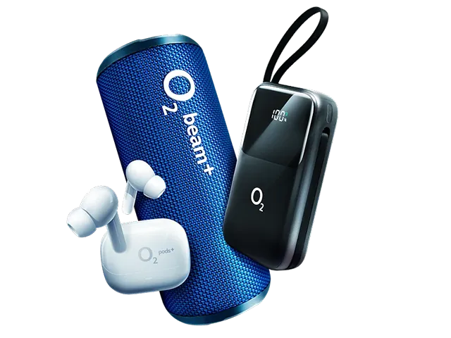 Originální příslušenství O2: modrý Bluetooth reproduktor O2 beam+, bílá bezdrátová sluchátka O2 pods+ a černá powerbanka s displejem.