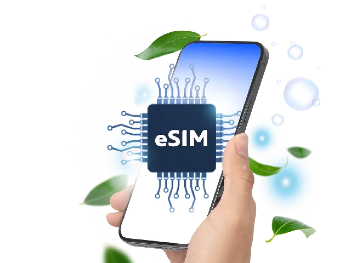 Mobilní telefon s grafickým symbolem eSIM a digitálním čipem na světlém pozadí.