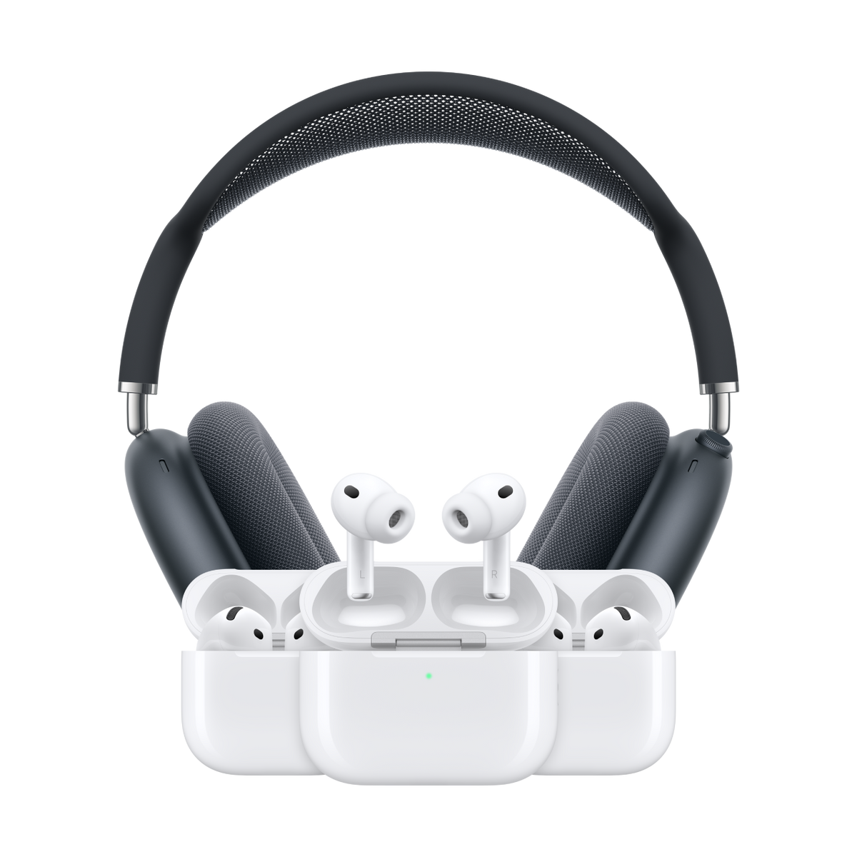 Kolekce sluchátek velká AirPods Max v pozadí a tři kusy AirPods v bílém pouzdře v popředí.