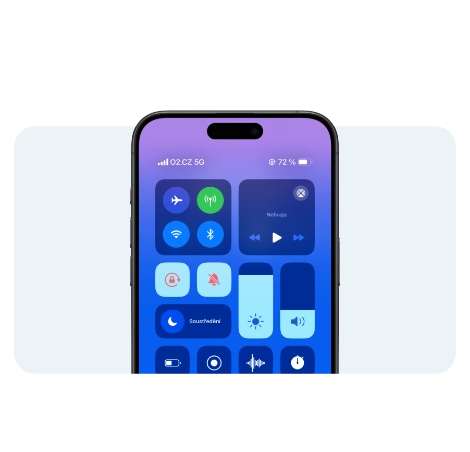 iPhone na modrém pozadí, na displeji má zobrazené ovládací centrum.