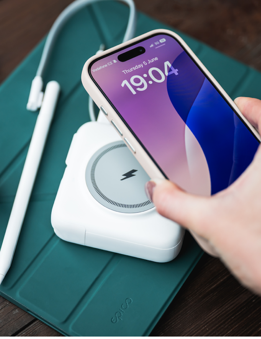 Cestovní powerbanka a síťový adaptér Epico UltraPack 3in1 10000mAh Mag+, bílá