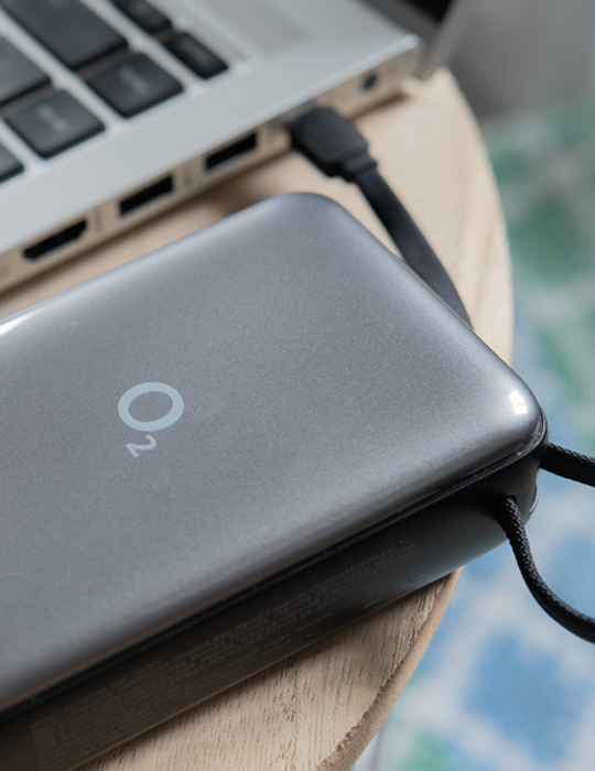 O2 powerbanka 20 000 mAh 65W s vestavěným kabelem, šedá