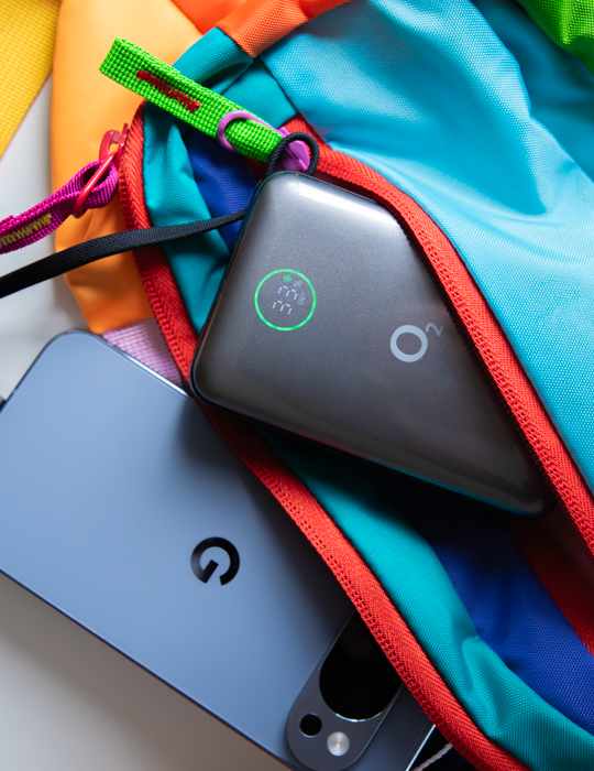 O2 powerbanka 20 000 mAh 65W s vestavěným kabelem, šedá