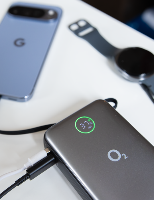 O2 powerbanka 20 000 mAh 65W s vestavěným kabelem, šedá