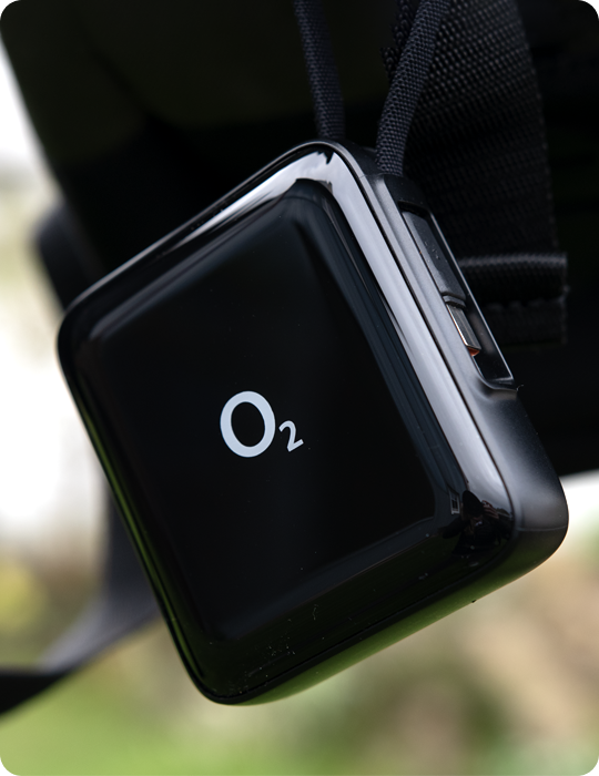 O2 powerbanka 10 000 mAh 35W s vestavěným kabelem, černá