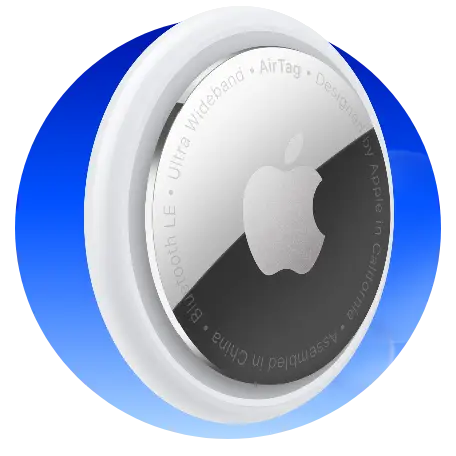 Bílý lokátor Apple AirTag na modrém pozadí.