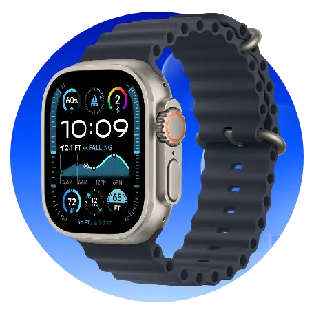Chytré hodinky Apple Watch Ultra se světlým pouzdrem, tmavě modrým řemínkem a sportovním ciferníkem.