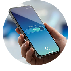 Mobilní telefon v ruce se zobrazeným testem rychlosti internetového připojení O₂.