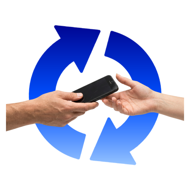 Ruce si předávají mobilní telefon uprostřed modrého symbolu recyklace.