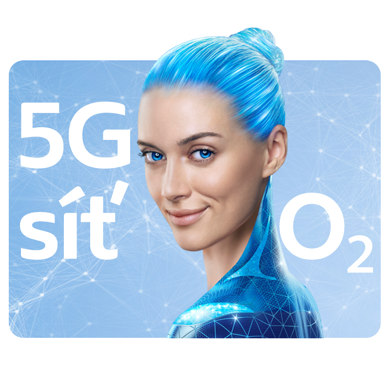 Modré pozadí s grafikou mobilní sítě, žena ve futuristickém modrém obleku v popředí, nápis 5G síť O2. 